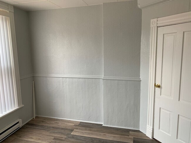 Building Photo - Large 1 br small living room and a very sm...