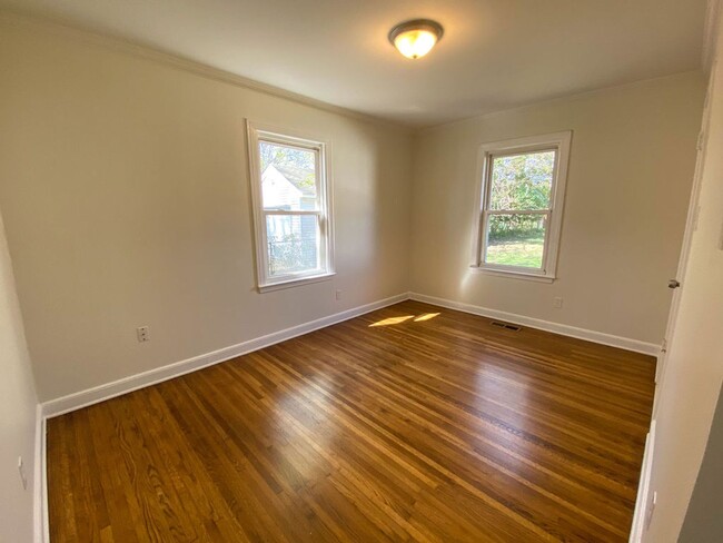 Building Photo - 3 bed, 2 bath in High Point Terrace with g...