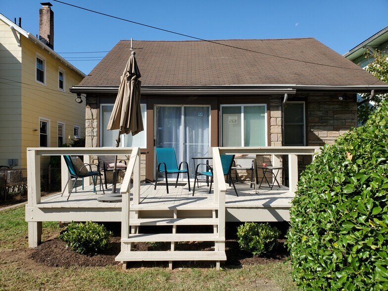 Backyard deck for chatting, grilling, yoga stretching - 2509 10th St NE