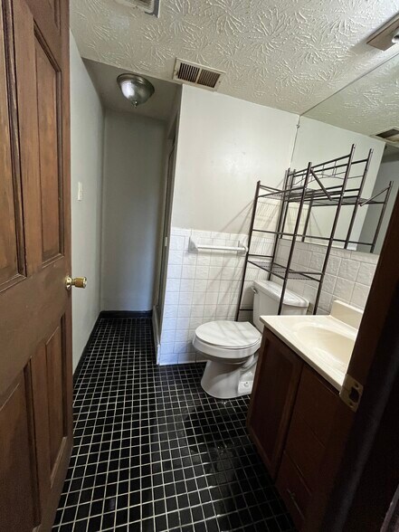 Full bath 2 - 3313 Tisdale Dr