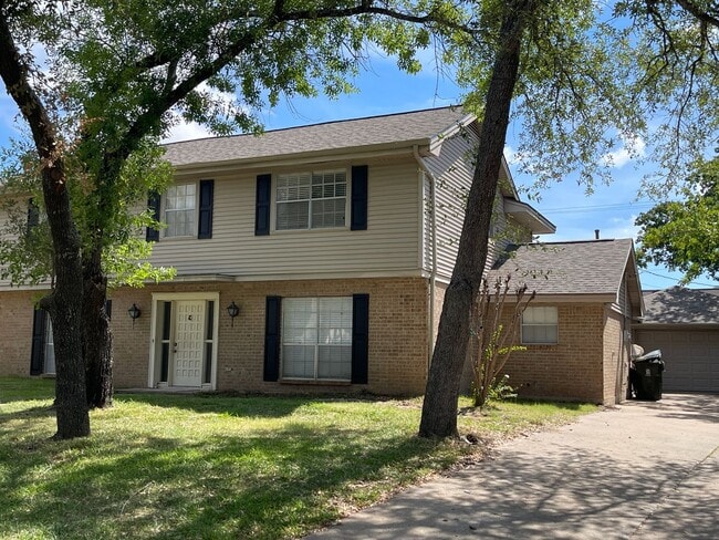 Building Photo - Bryan - 4 Bedroom - 2 bath - 2 story House with attached garage