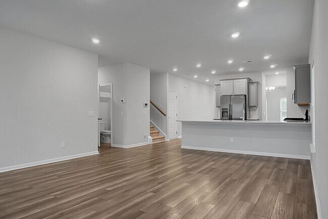 Building Photo - 5 Bedroom, 3.5 Bath, Beautiful Summerville Home, Master on Main