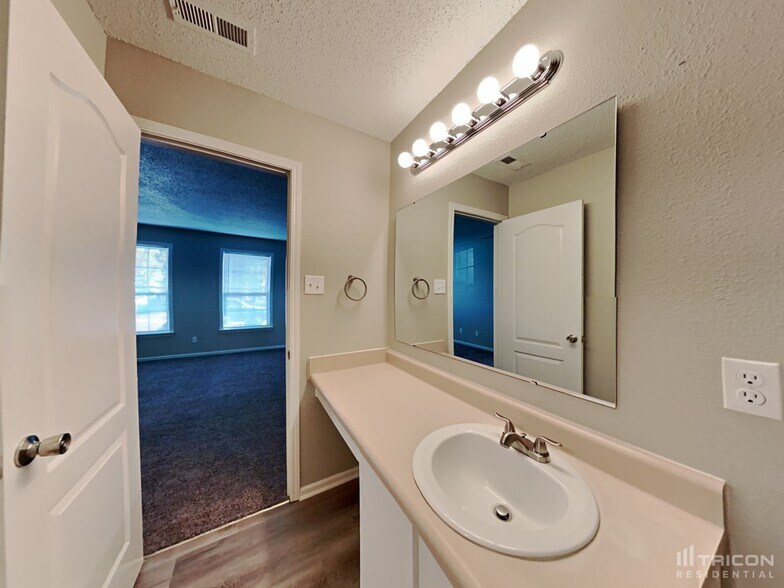 Building Photo - 2340 Bristol Dr