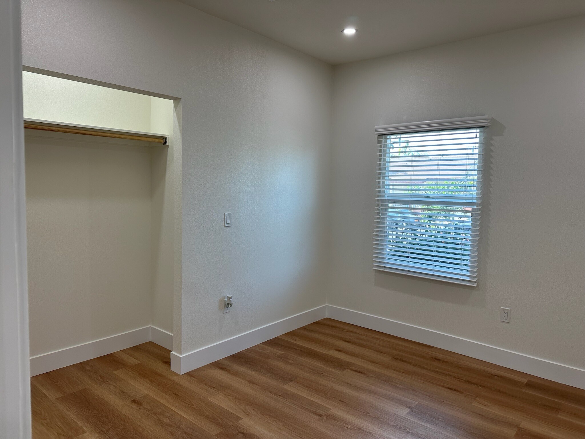 Building Photo - 1402 E 48th Pl