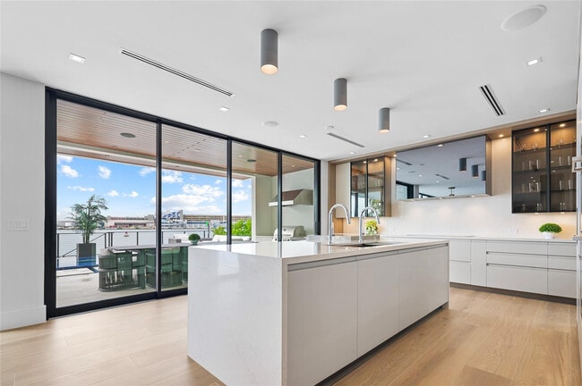 Building Photo - 1957 Harbourview Dr