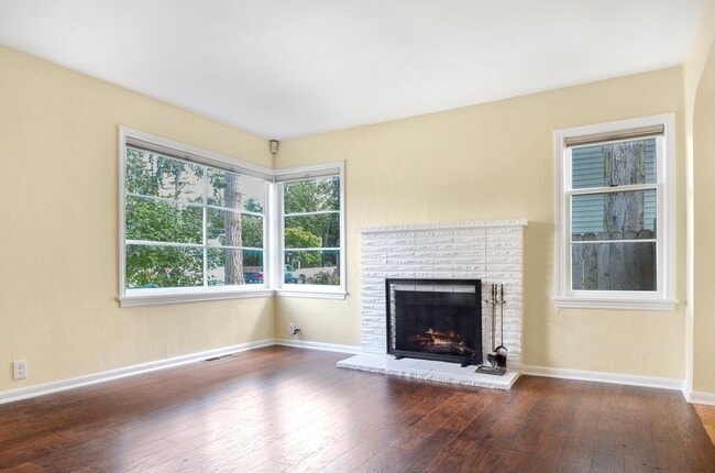 Building Photo - Classic single story house with furnished basement. Near Interurban trails and Jackson Golf course.