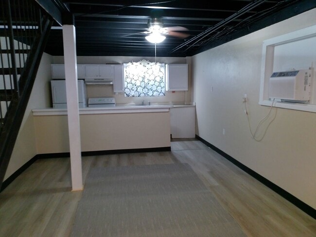 Building Photo - 1 Bedroom Newly Renovated Apartment Move-In Ready