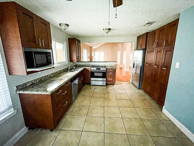 Building Photo - 19734 Lake Hollow Ln