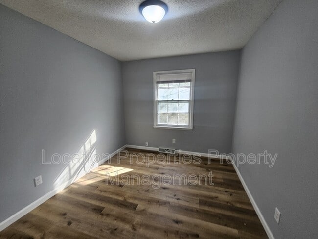 Building Photo - 3212 W 9th St