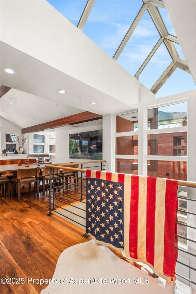 Building Photo - 706 E Hyman Ave