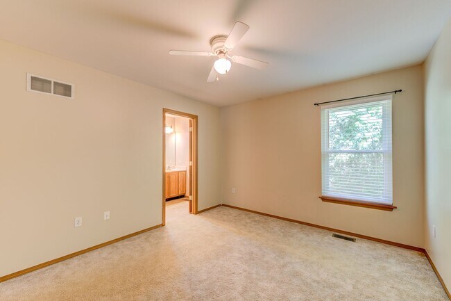 Building Photo - 650 Top Notch Ln