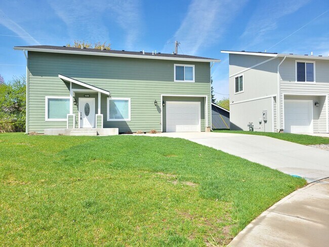 Building Photo - $2,350- 3 Bed / 2 Bath Beautiful Newer Bui...