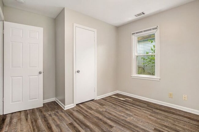 Building Photo - Charming 3-Bed/1-Bath Ranch Style with Garage