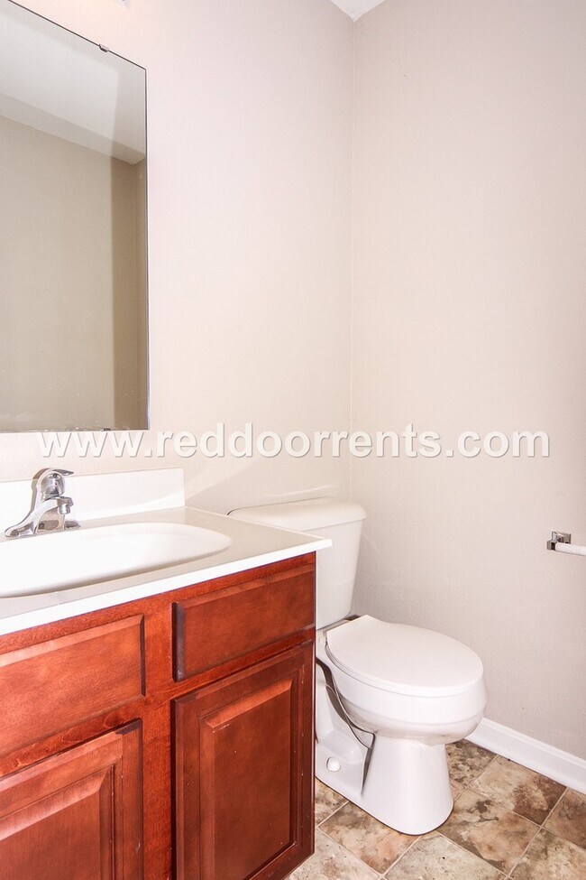 Building Photo - Perfect 3BR 2.5 BA Located Near All Necess...