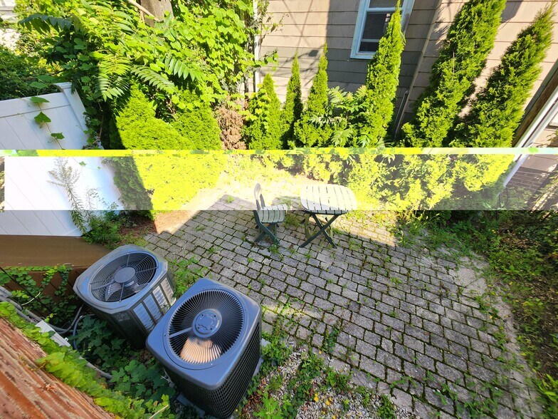 Building Photo - 566 E 5th St