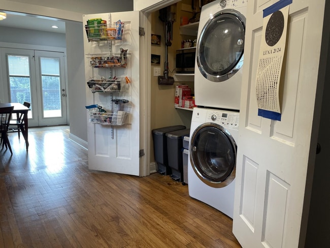 Building Photo - Hyde Park gem with Casita!!!