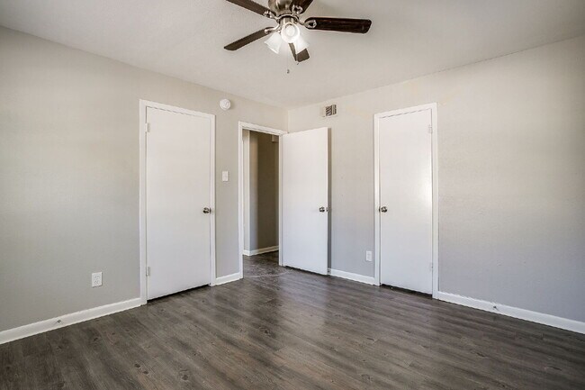 Building Photo - Cozy 2-Bed Duplex Available for Immediate ...