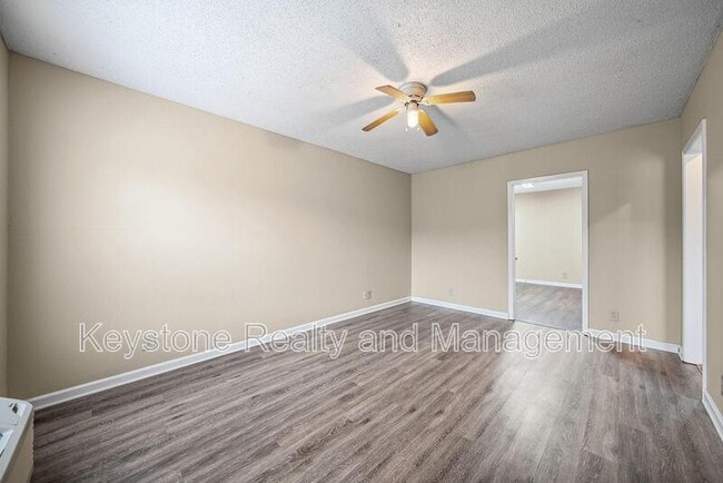 Building Photo - 704 Peachers Dr