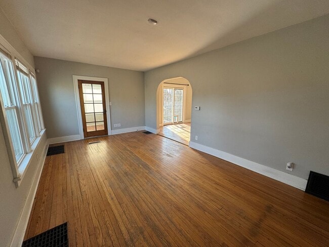 Building Photo - 3 bedroom 1 bath home with a sunroom in Davenport