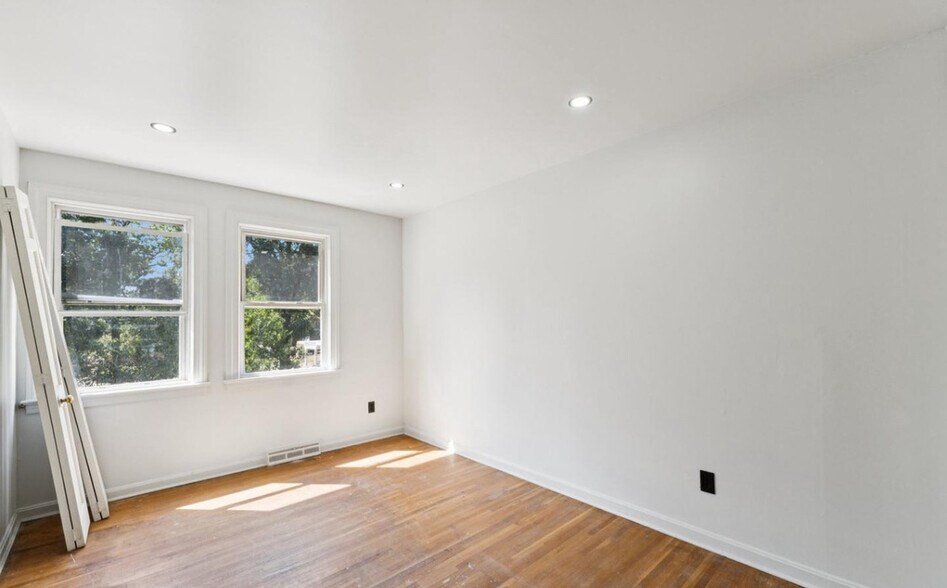 Building Photo - 624 G St SW