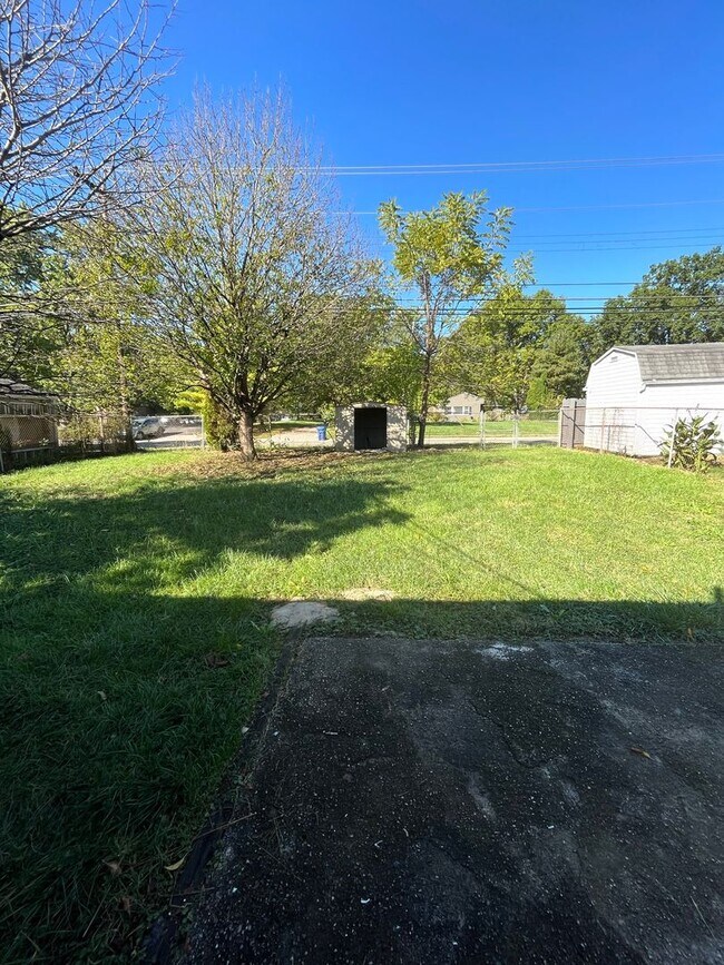 Building Photo - 3 Bedroom 1.5 Bathroom Home with Fenced in...