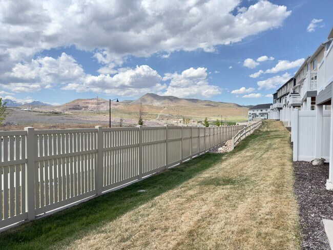 Building Photo - 1023 N Ledger Dr