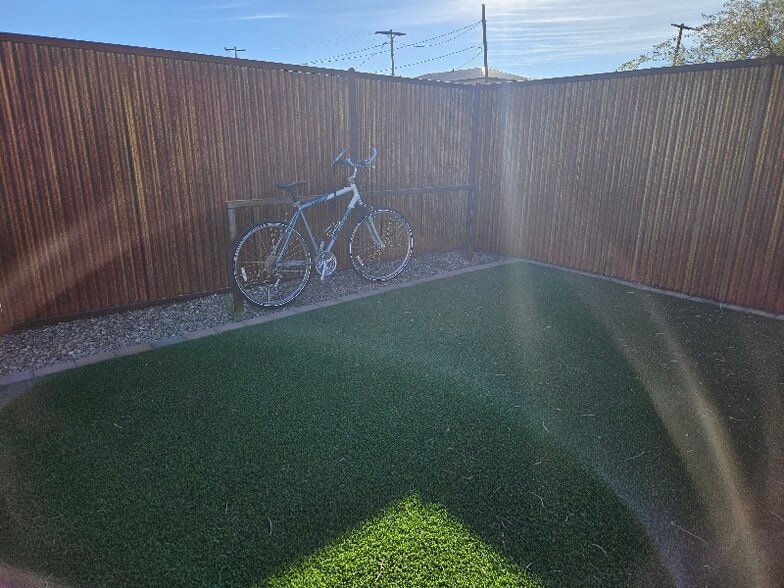 Building Photo - 1548 E 9th St