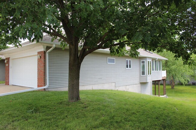 Building Photo - AVAILABLE JULY 2026!!! Incredible 3 bedroom, 2-1/2 bath duplex style condominium on Iowa City Eas...