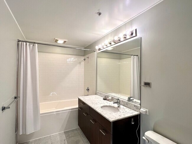 Building Photo - 659 W Randolph St