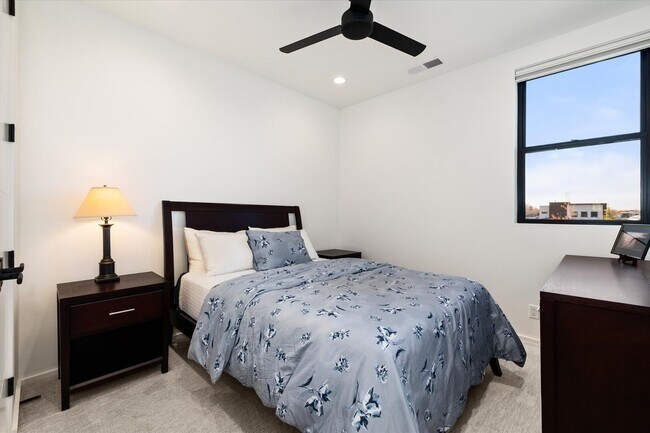 Building Photo - Waterfront End-Unit | 3 Bed | 3 Bath | 2,189 Sq. Ft. | Gated Community | Luxury Lake Living