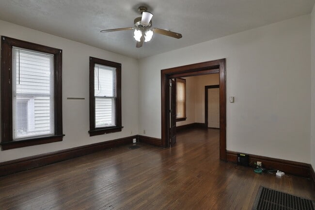 Building Photo - 4 Bedroom , 2 Bath Newly Renovated Townhouse - Right off of High St - FREE Washer / Dryer and Off...