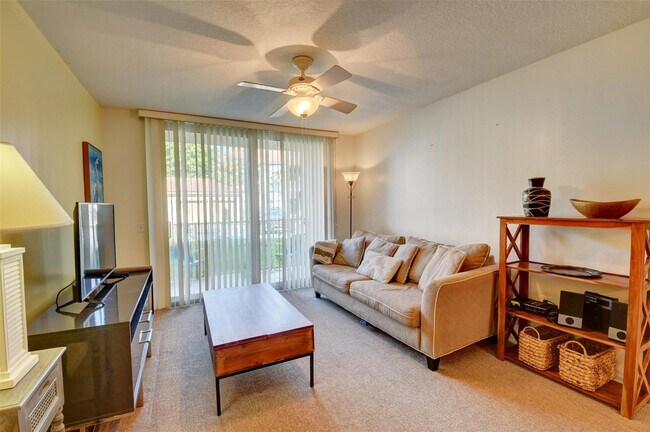 Building Photo - 703 Villa Cir