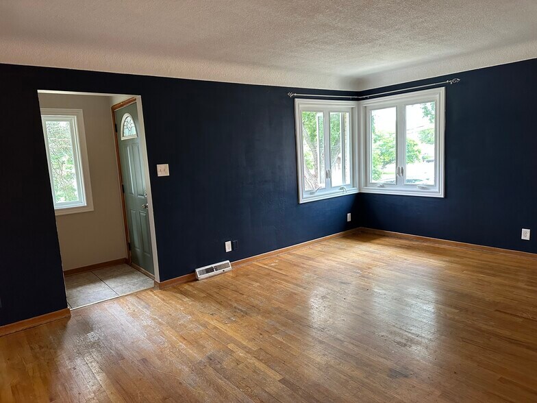 Living and Entry - 6036 Urbandale Ave