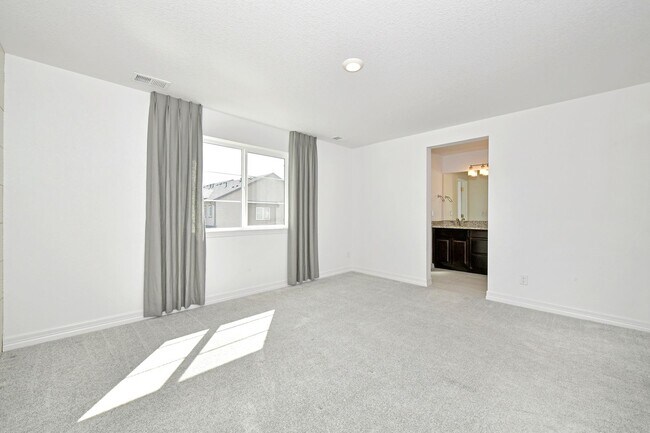 Building Photo - Gorgeous Townhome at Victory Ridge!