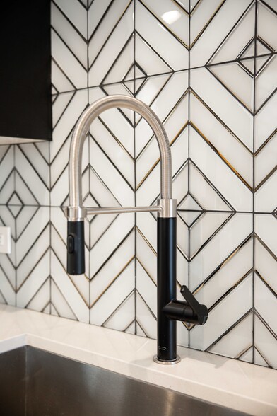 Building Photo - 1320 W 19th St