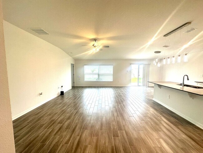 Building Photo - Brand New 4 bed inCypress Park - Haines City