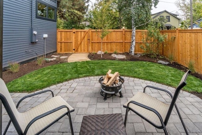 Building Photo - Modern Cottage in Prime Downtown Bend Loca...