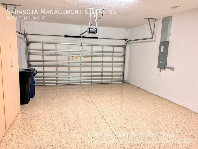 Building Photo - 2 Bed 2 Bath with Den Lake View Pool Home ...