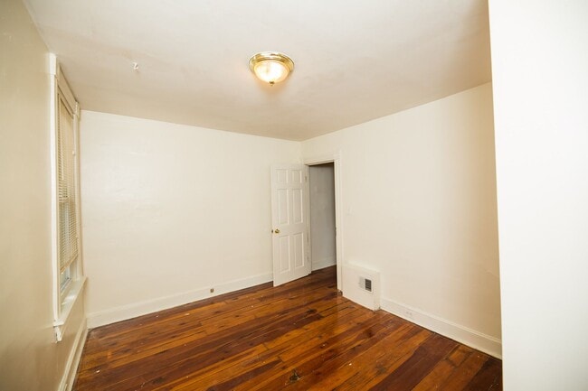 Building Photo - Charles Village 3bd/1.5ba Rowhome w/ W/D & A/C! --Available 8/14