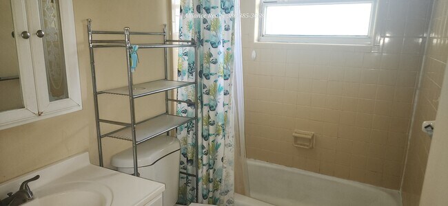 Building Photo - 303 Oleander Dr