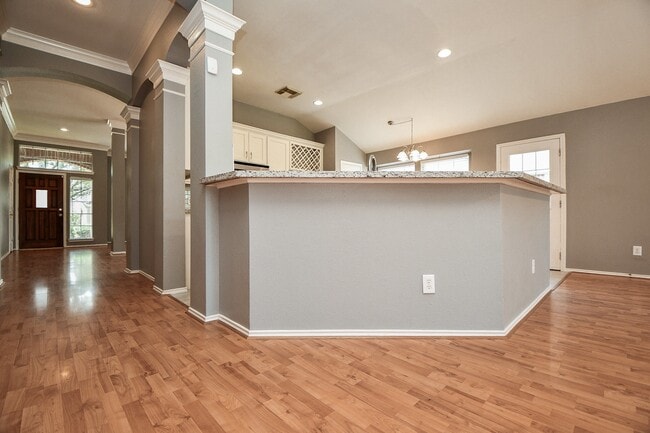 Building Photo - 4622 Forest Home Dr