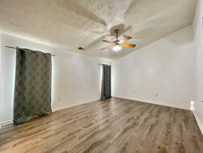 Building Photo - 8308 Lyndhurst St
