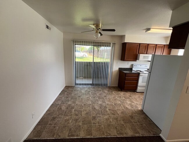 Building Photo - 2 Bed 2 Bath newly remodeled downstairs Unit