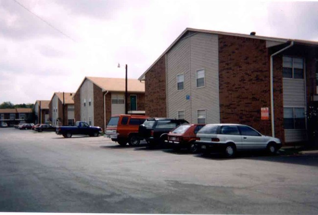 Building Photo - Quail Oaks
