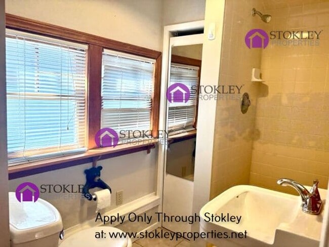 Building Photo - 2234 Oakvale Rd