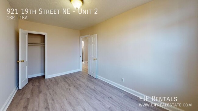 Building Photo - THREE Newly Renovated One Bedroom Apartmen...