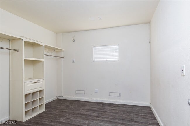 Building Photo - 8564 Shady Pines Dr