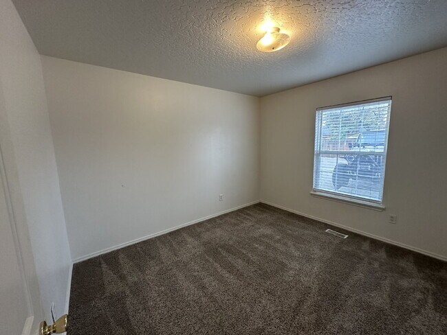 Building Photo - "Charming 2-Bed Retreat with Spacious 1000 sqft Layout in Nampa's Heart!"