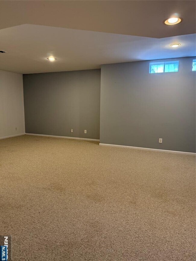Building Photo - 12 Thistle Dr