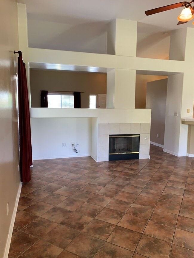 Building Photo - River Oaks Area Stockdale Highway & Buena Vista 93311 4+2 $2600